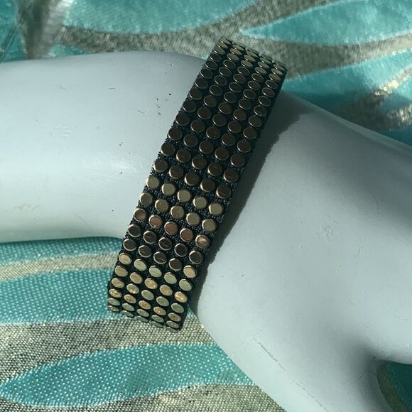 Pair of gold and silver mesh Velcro bracelets, fun accessory - Picture 2 of 5